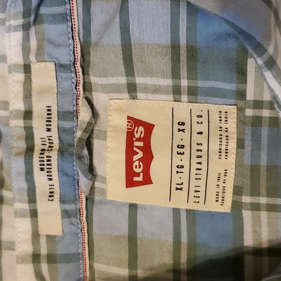 Levi’s Modern Fit Button Up - Picture 4 of 9
